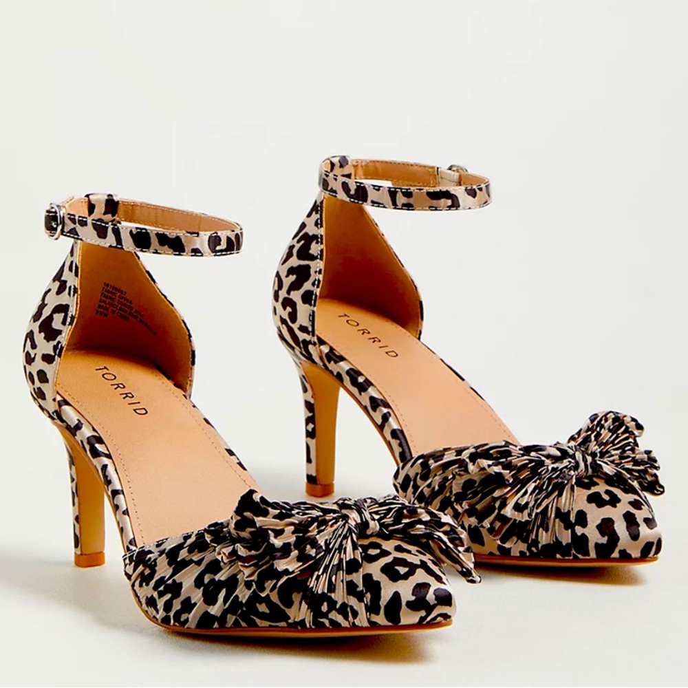 NWT in box size 8 torrid heels. Super gorgeous.